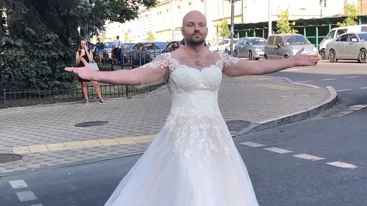 Ведучий "Слава +" Слава Дьомін прогулявся Києвом у весільній сукні: кумедне відео