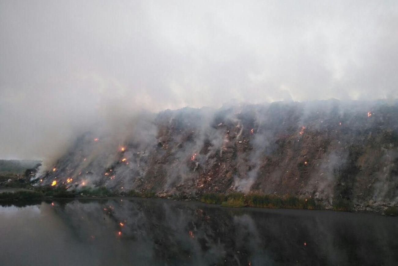 Понад гектар у вогні: на Чернігівщині горіло сміттєзвалище – фото, відео