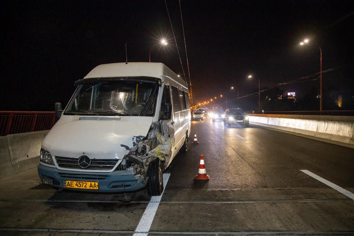На відремонтованому мосту у Дніпрі сталася аварія за участю маршрутки: є постраждалі – відео