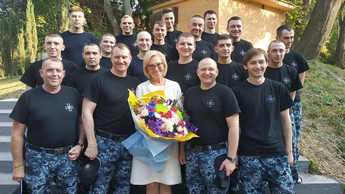 Звільнені моряки їдуть додому, – Денісова Звільнені моряки їдуть додому, – Денісова