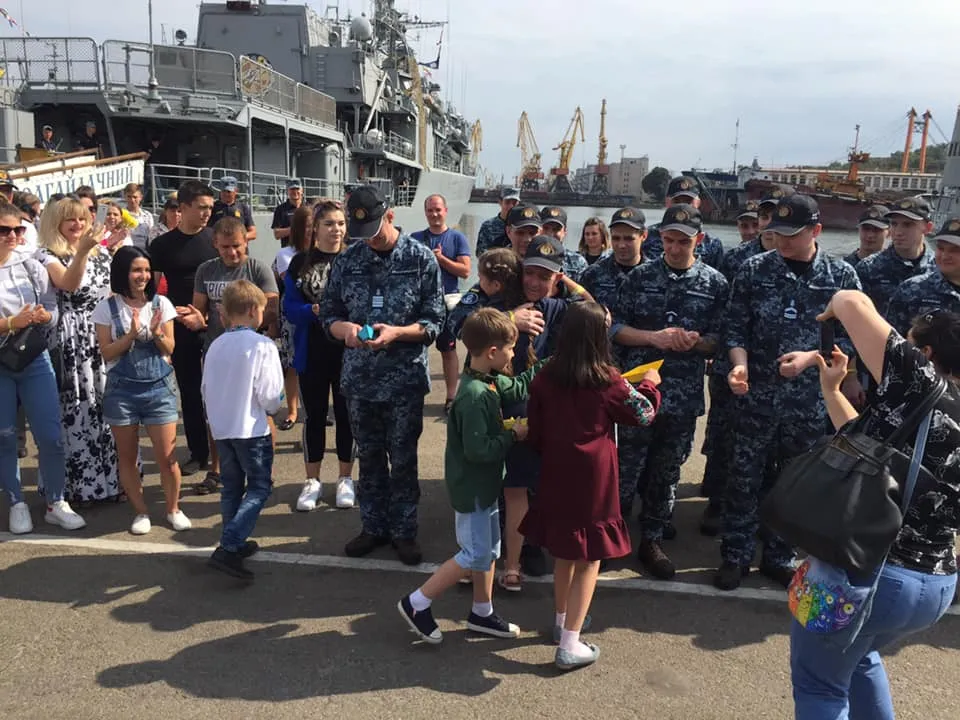 повернення українських моряків до Одеси після лікування в Києві фото