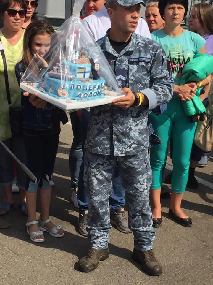 звільнені з полону українські моряки повернення Одеса торт