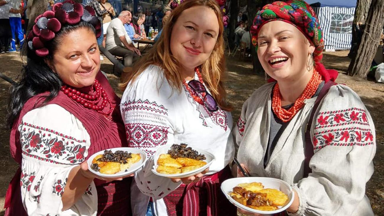 Фестиваль дерунів у Коростені: робот-кухар та традиційний рецепт картопляників від мера Фестиваль дерунів у Коростені: робот-кухар та традиційний рецепт картопляників від мера