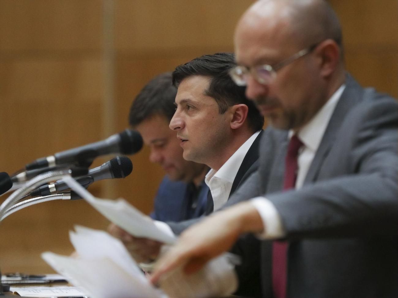 Поїздки Зеленського у регіони змушують місцеві еліти ворушитися, попри спроби "порішати" Поїздки Зеленського у регіони змушують місцеві еліти ворушитися, попри спроби "порішати"