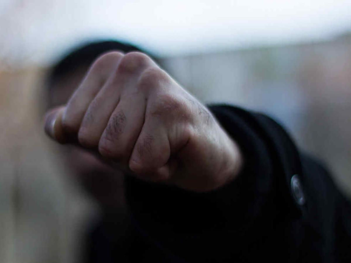 Заламывали и били шлангом: в Днепре мужчины жестоко расправились над девушкой – видео 18+