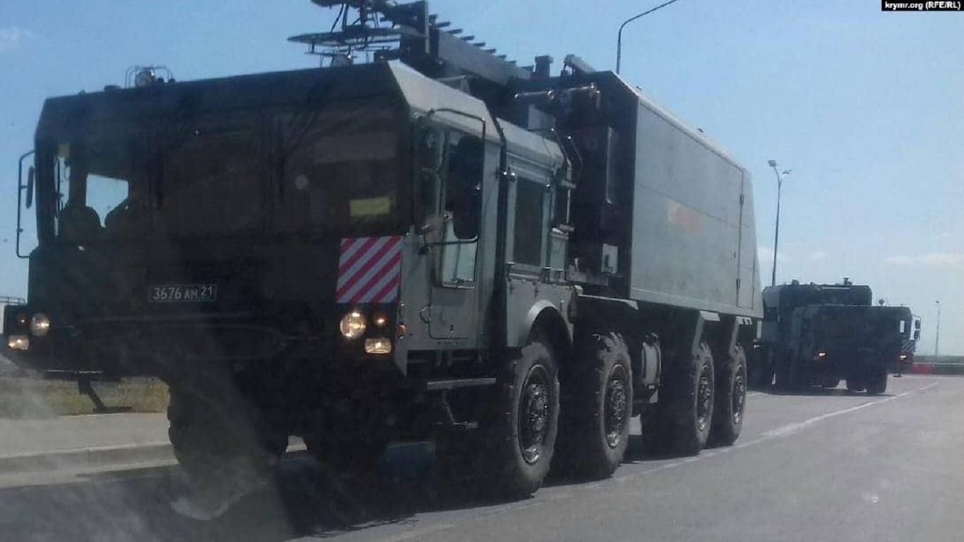 Россия стягивает военную технику в аннексированный Крым: по полуострову гоняют целые колонны Россия стягивает военную технику в аннексированный Крым: по полуострову гоняют целые колонны