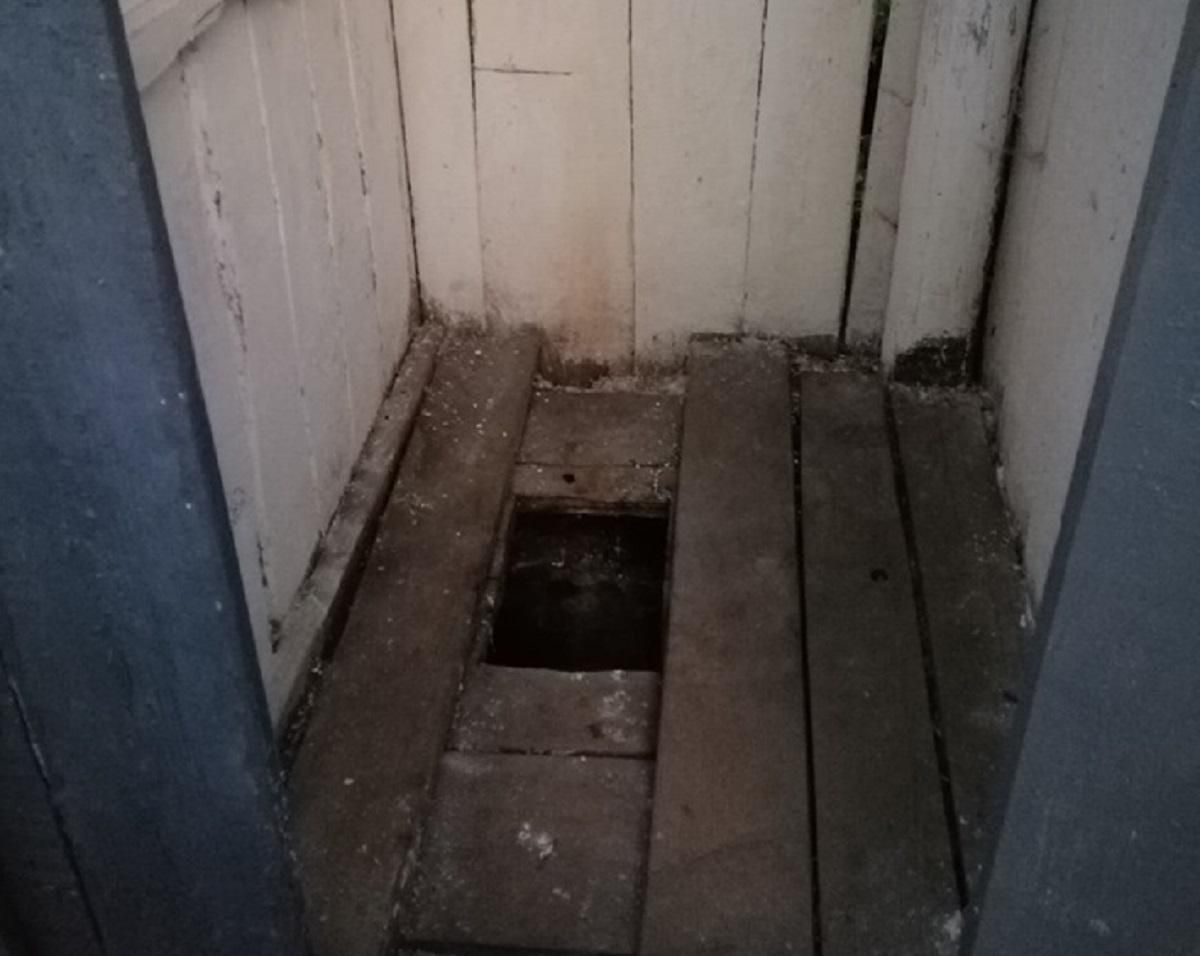 В школе на Закарпатье первоклассник провалился в выгребную яму: отдел образования все отрицает