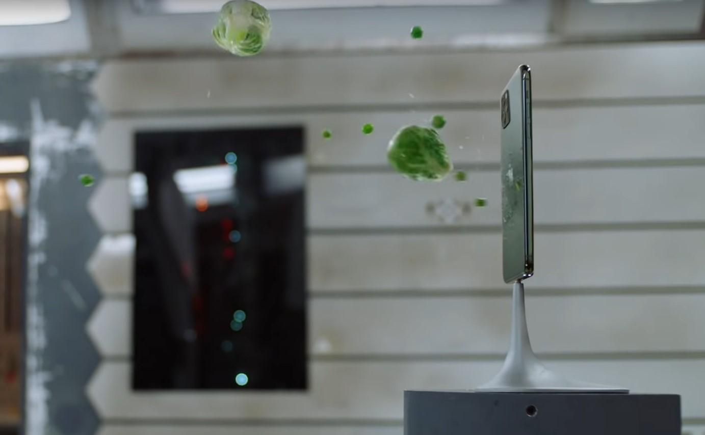Бросали еду, косметику и игрушки: iPhone 11 Pro забавно прорекламировали Бросали еду, косметику и игрушки: iPhone 11 Pro забавно прорекламировали