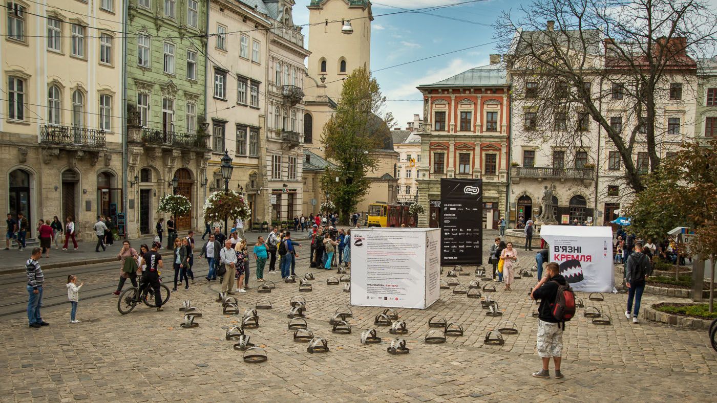 86 капканів у центрі Львова: фото та відео акції на підтримку бранців Кремля