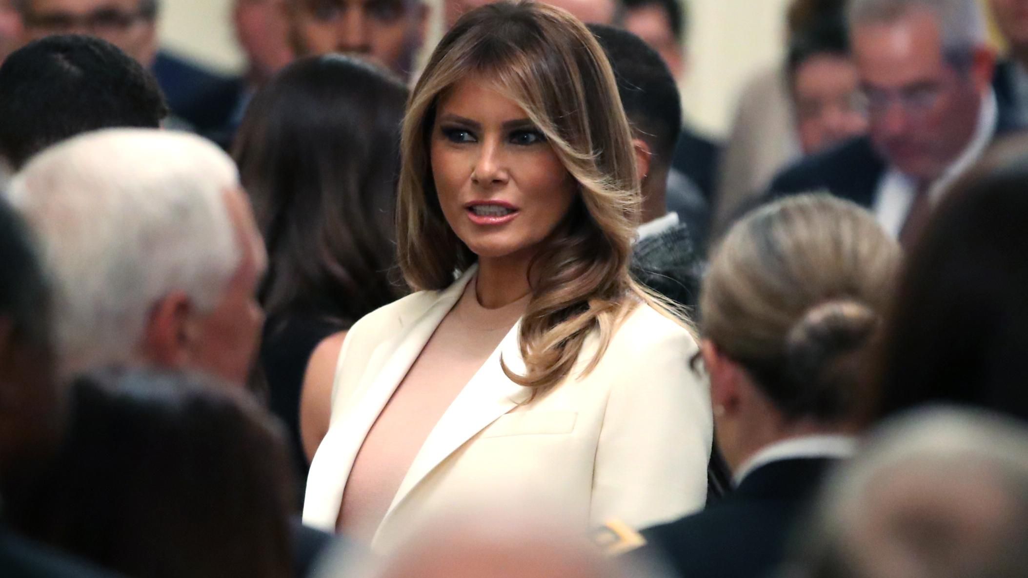 Меланія Трамп засвітила неймовірно елегантний образ на офіційній зустрічі: стильні фото