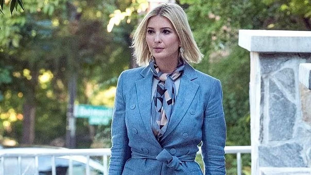 Знову в блакитному і з витонченим аксесуаром: Іванка Трамп демонструє стильний осінній образ