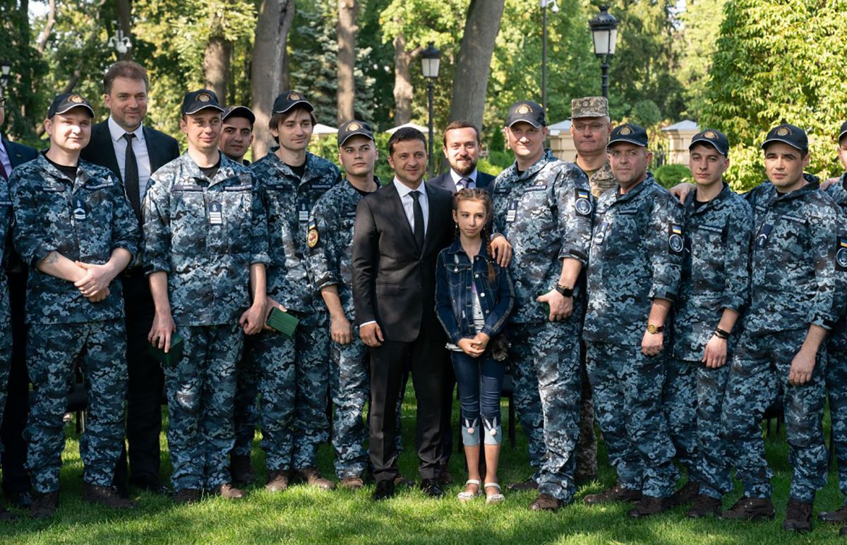 Звільнені моряки запросили Зеленського на свої весілля: зворушливе відео