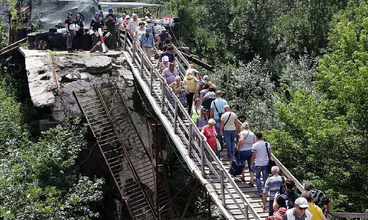 Як відбувається відновлення мосту біля Станиці Луганської: онлайн-трансляція
