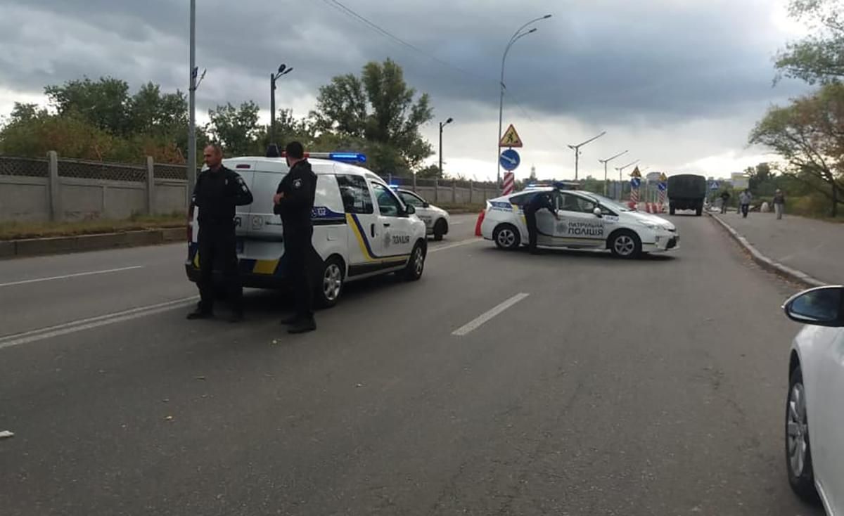 Чоловік, що погрожує підірвати міст у Києві, почав стріляти Чоловік, що погрожує підірвати міст у Києві, почав стріляти