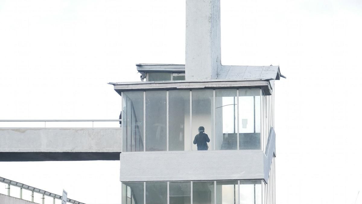 Чоловік погрожує підірвати міст "Метро" у Києві: з'явилося відео з поліцейського квадрокоптера Чоловік погрожує підірвати міст "Метро" у Києві: з'явилося відео з поліцейського квадрокоптера