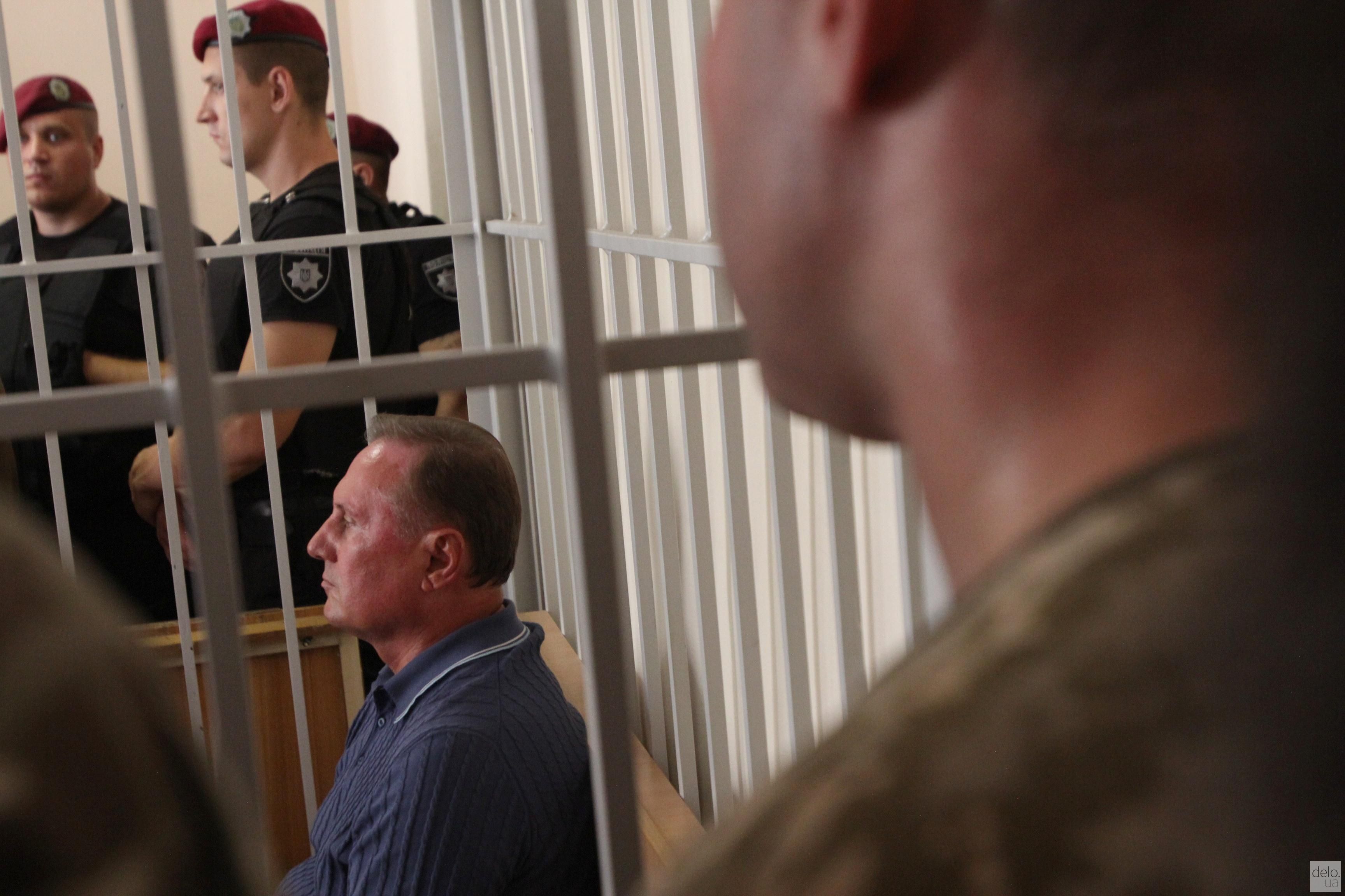 Суд скасував домашній арешт Єфремову і дозволив зняти електронний браслет