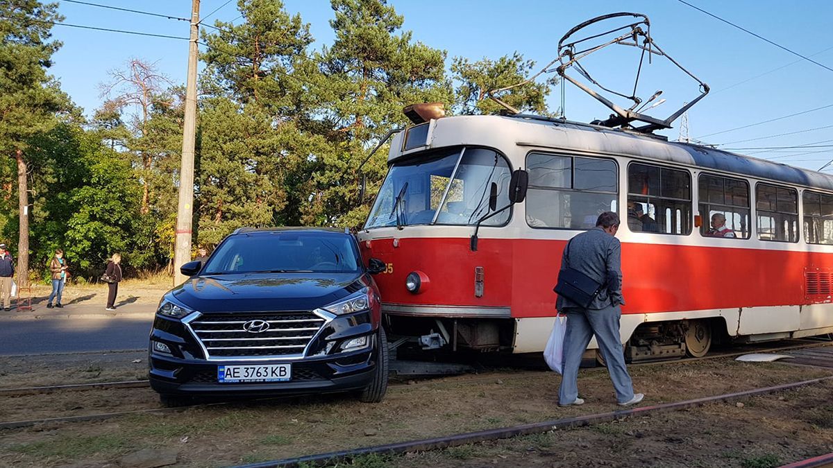 У Києві авто врізалося в трамвай: фото та відео