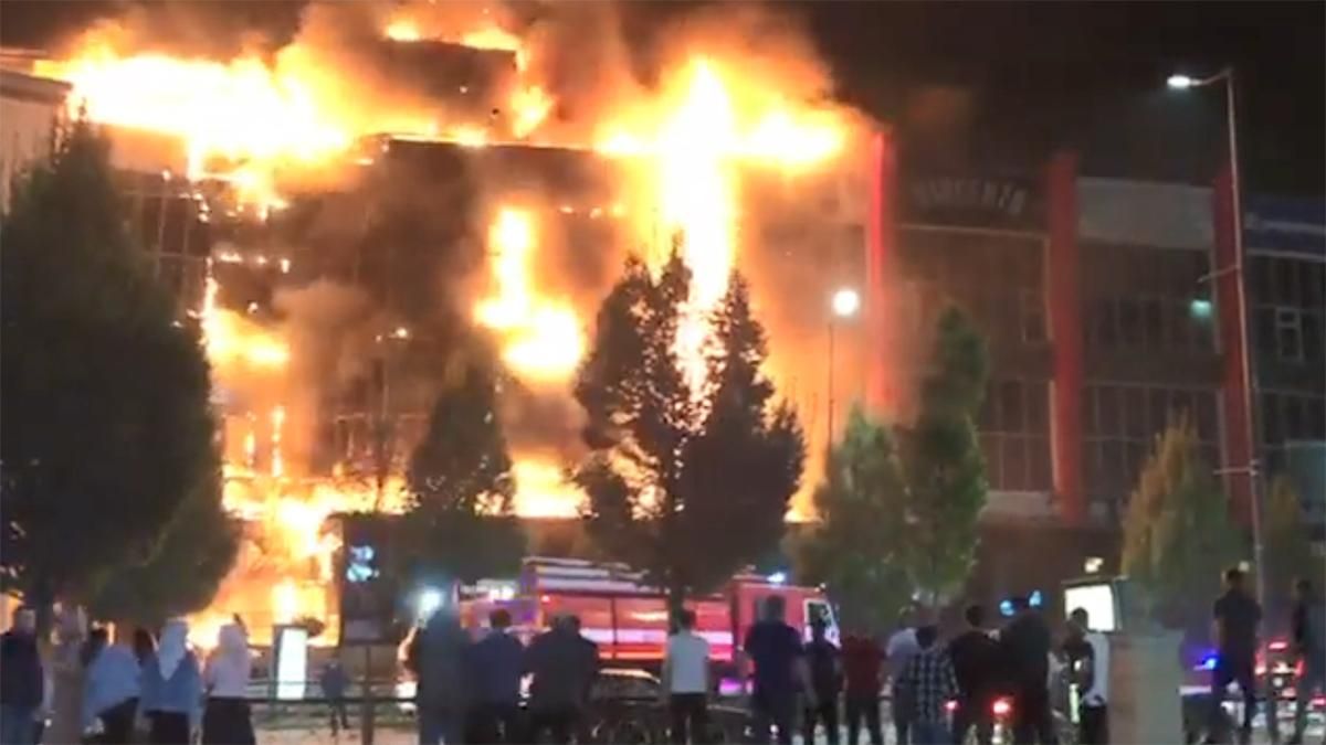 У Грозному загорівся найбільший торговий центр Чечні: відео