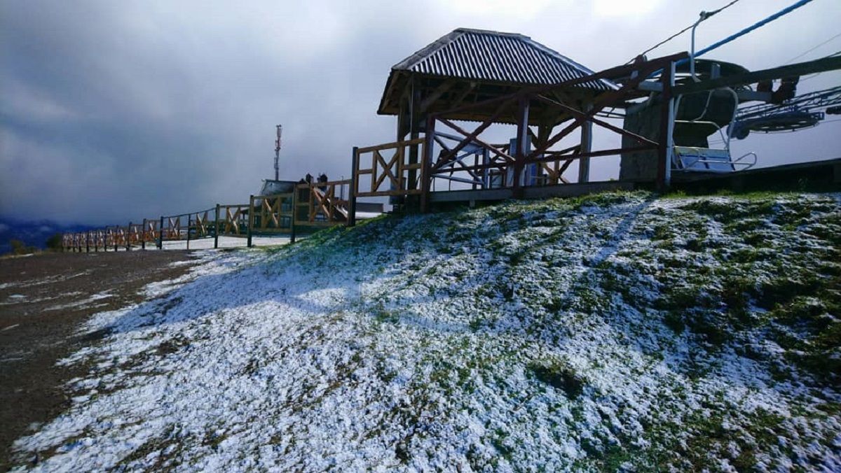 У Карпатах знову випав сніг: неймовірні фото, відео