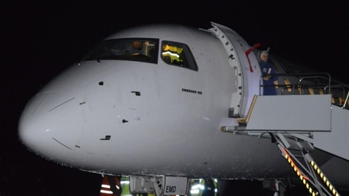 В Івано-Франківську аварійно приземлився літак із 90 пасажирами на борту В Івано-Франківську аварійно приземлився літак із 90 пасажирами на борту