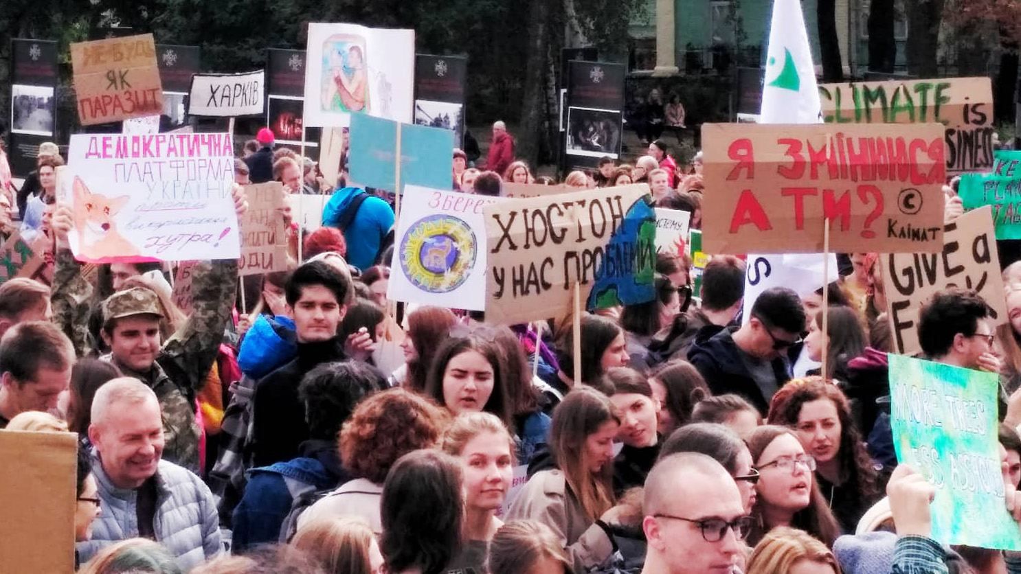 Сотні людей вийшли на марш за клімат у Києві: промовисті фото, відео