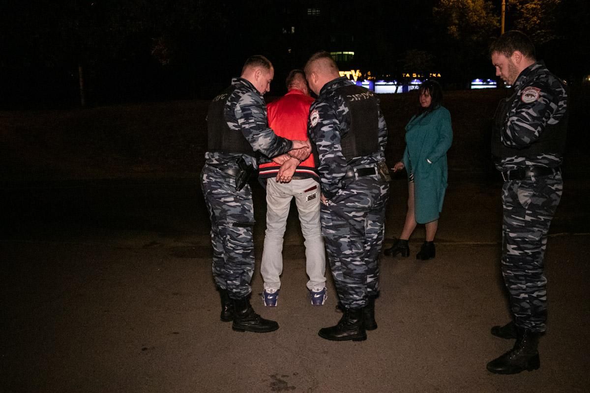 В киевском ресторане пьяный мужчина при детях избил жену и угрожал ножом посетителям