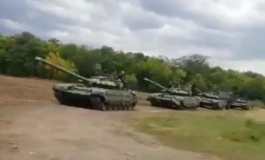Біля кордону з Україною помітили колону важкої техніки Росії: промовисте відео Біля кордону з Україною помітили колону важкої техніки Росії: промовисте відео