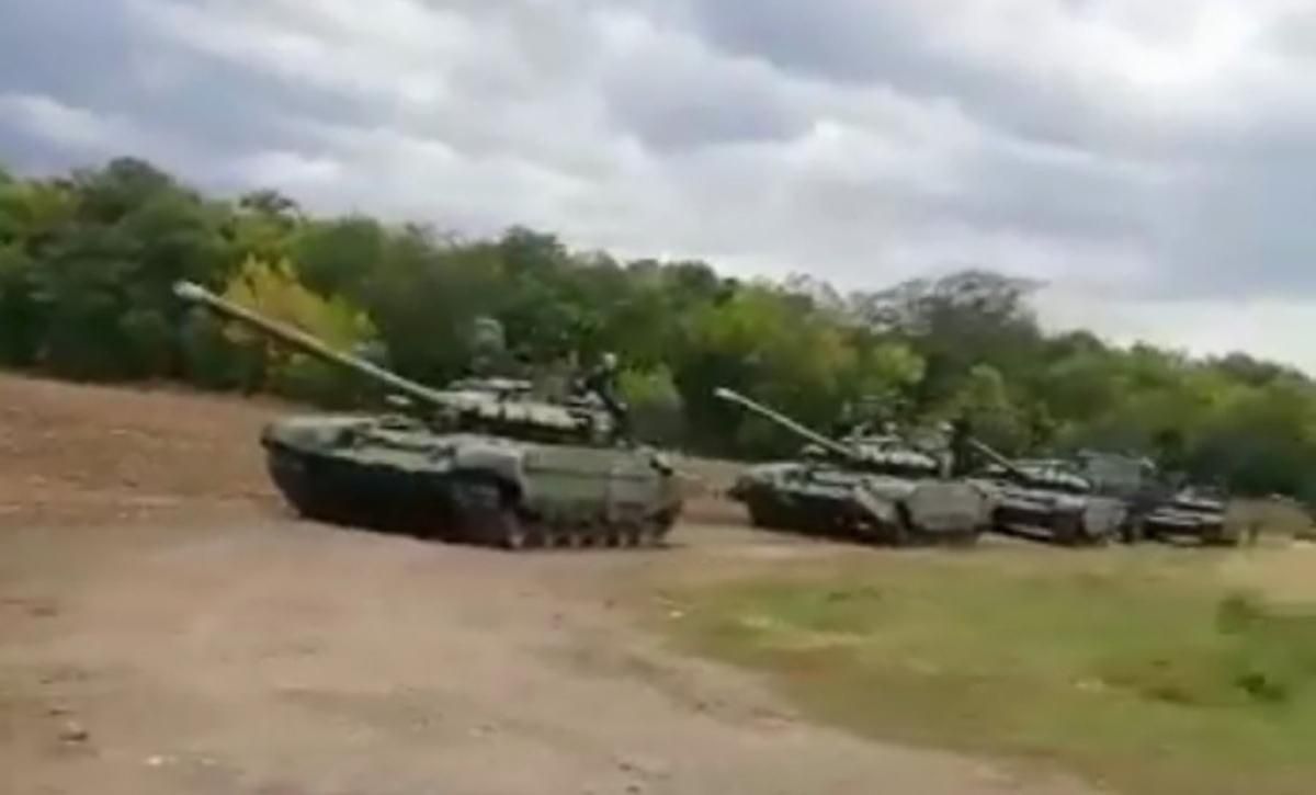 Возле границы с Украиной заметили колонну тяжелой техники России: красноречивое видео Возле границы с Украиной заметили колонну тяжелой техники России: красноречивое видео