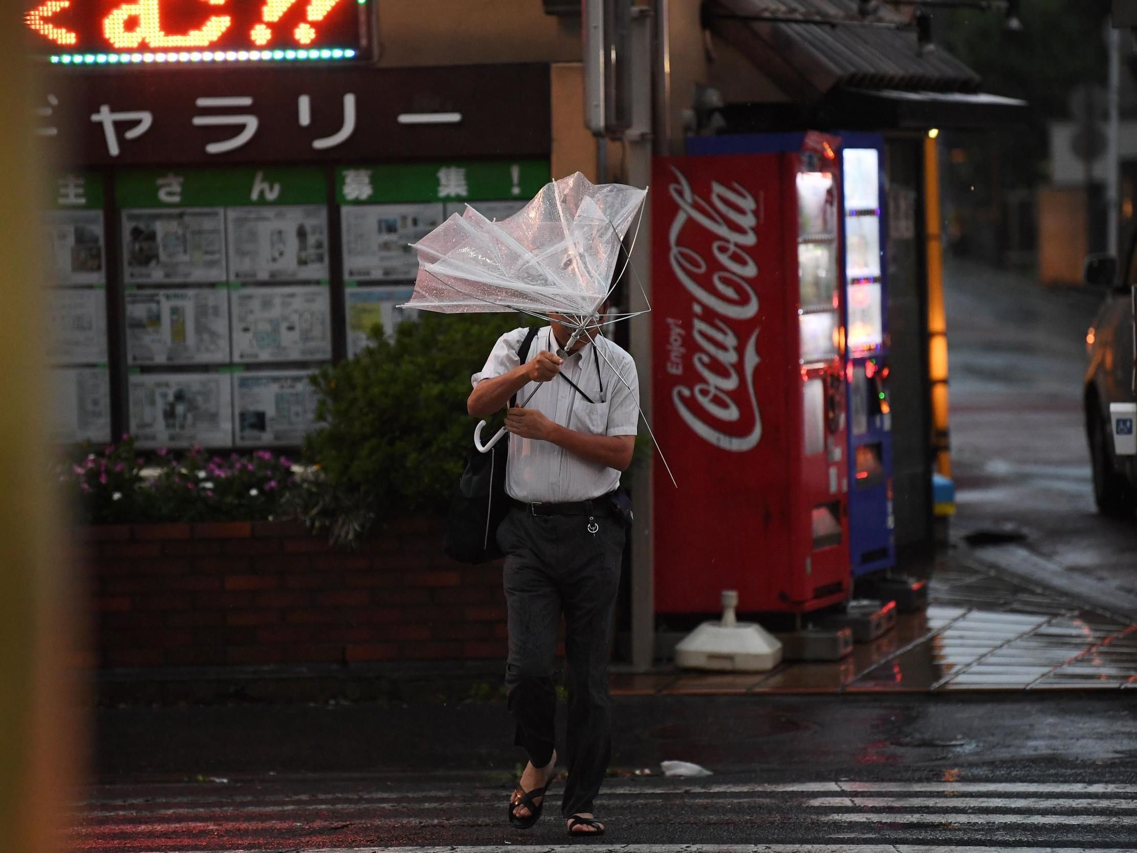 У Японії вирує потужний тайфун Тапа: сотні скасованих рейсів, є поранені