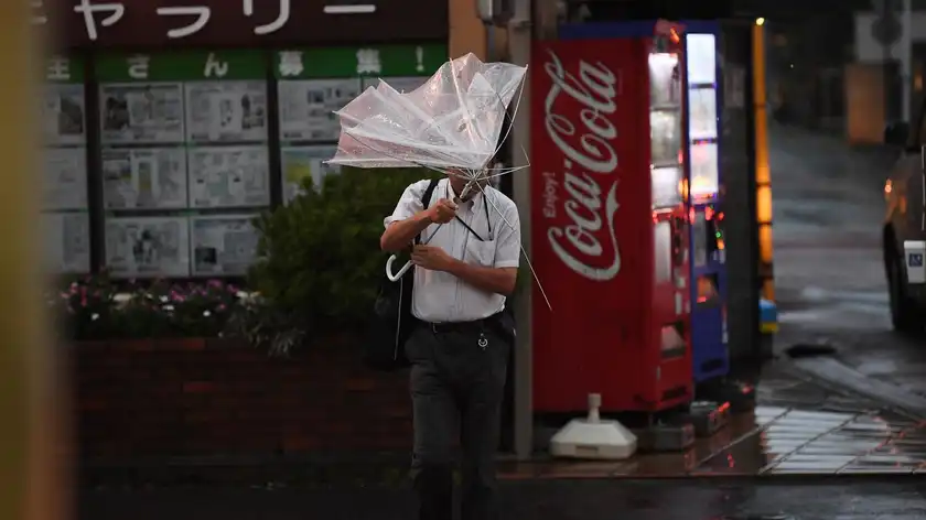 В Японии бушует мощный тайфун Тапа: сотни отмененных рейсов, есть раненые