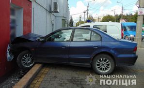 Врезался в дом и начал стрелять: в Черновцах произошла громкая авария со стрельбой – детали