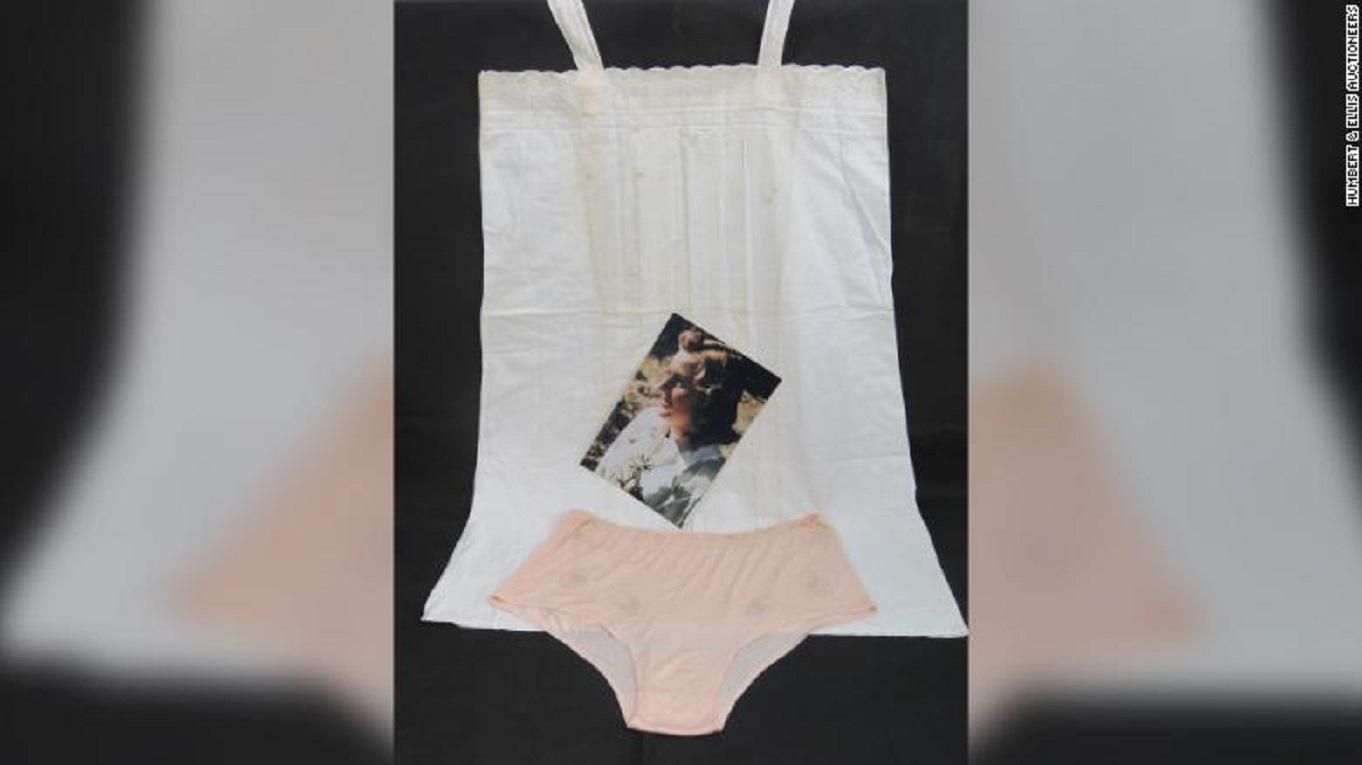 Спіднє дружини Гітлера продали на аукціоні за чималеньку суму: фото раритетного комплекту Спіднє дружини Гітлера продали на аукціоні за чималеньку суму: фото раритетного комплекту