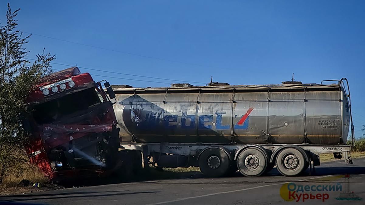 Смертельна ДТП на одеській трасі: відео, як із пошкодженої автоцистерни вибирається водій 