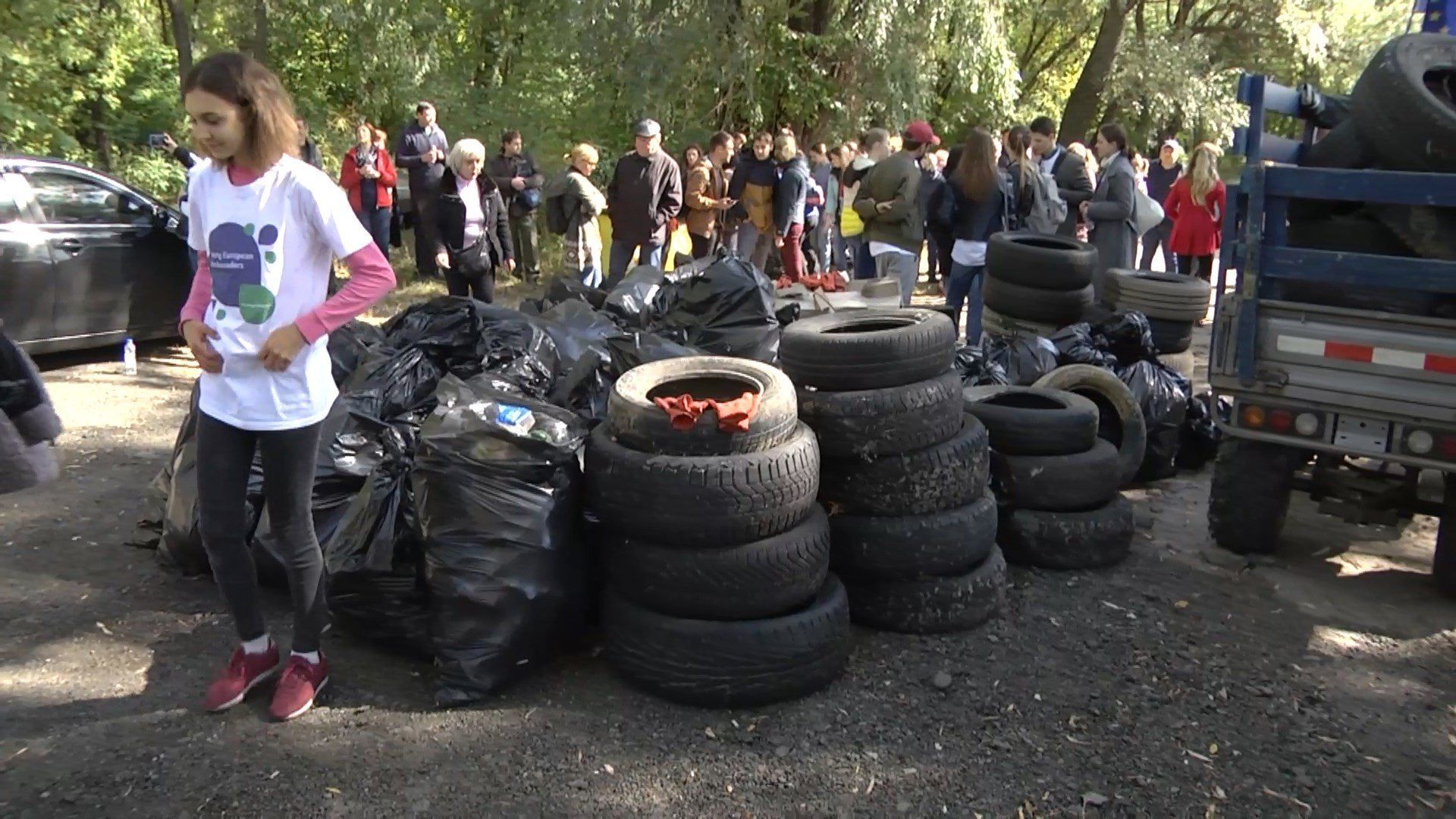 Кияни прибрали берег Дніпра та зібрали цілу вантажівку сміття: прикрі фото 