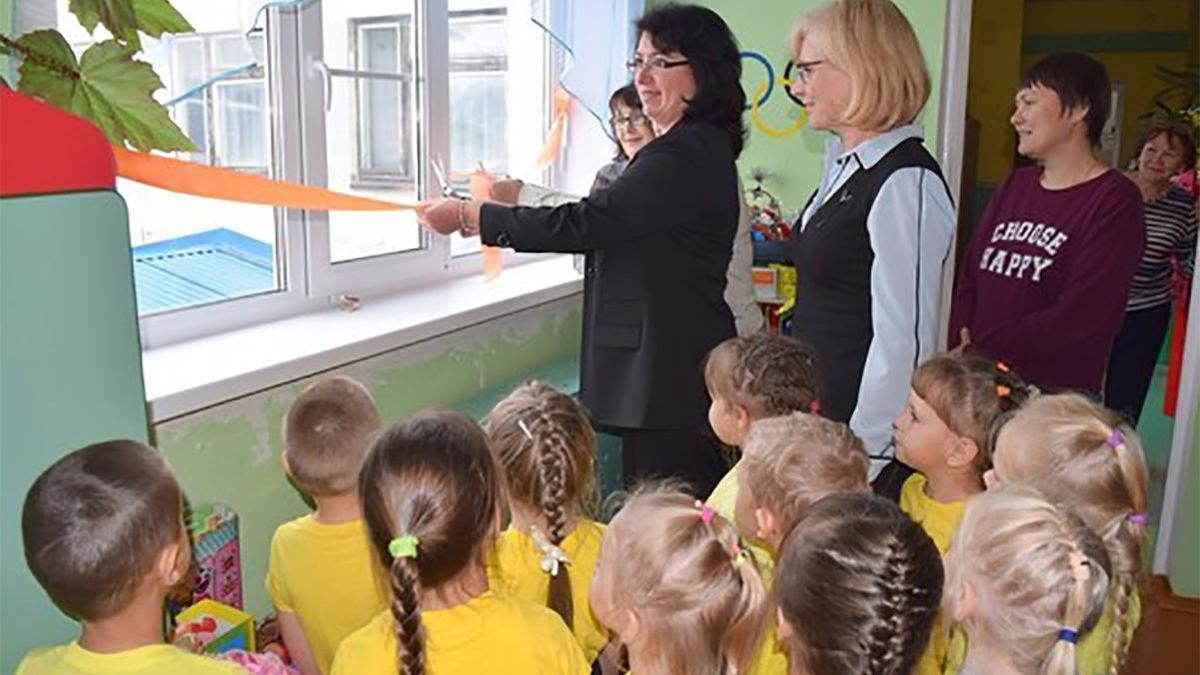У Росії помпезно відкрили пластикові вікна та балконні двері у дитсадку: фото 