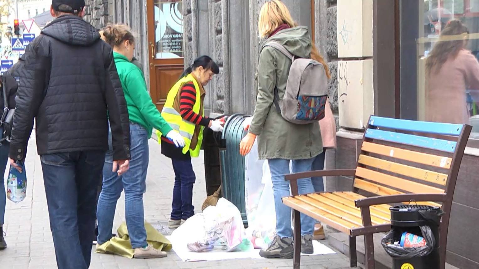 У центрі Львова перевіряли вміст смітників: що відомо про екоакцію