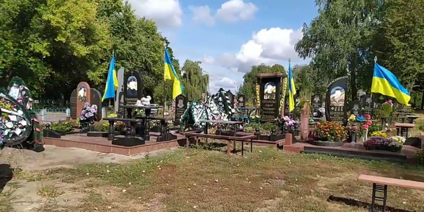Вандалы осквернили памятники воинам АТО на Черниговщине: фото
