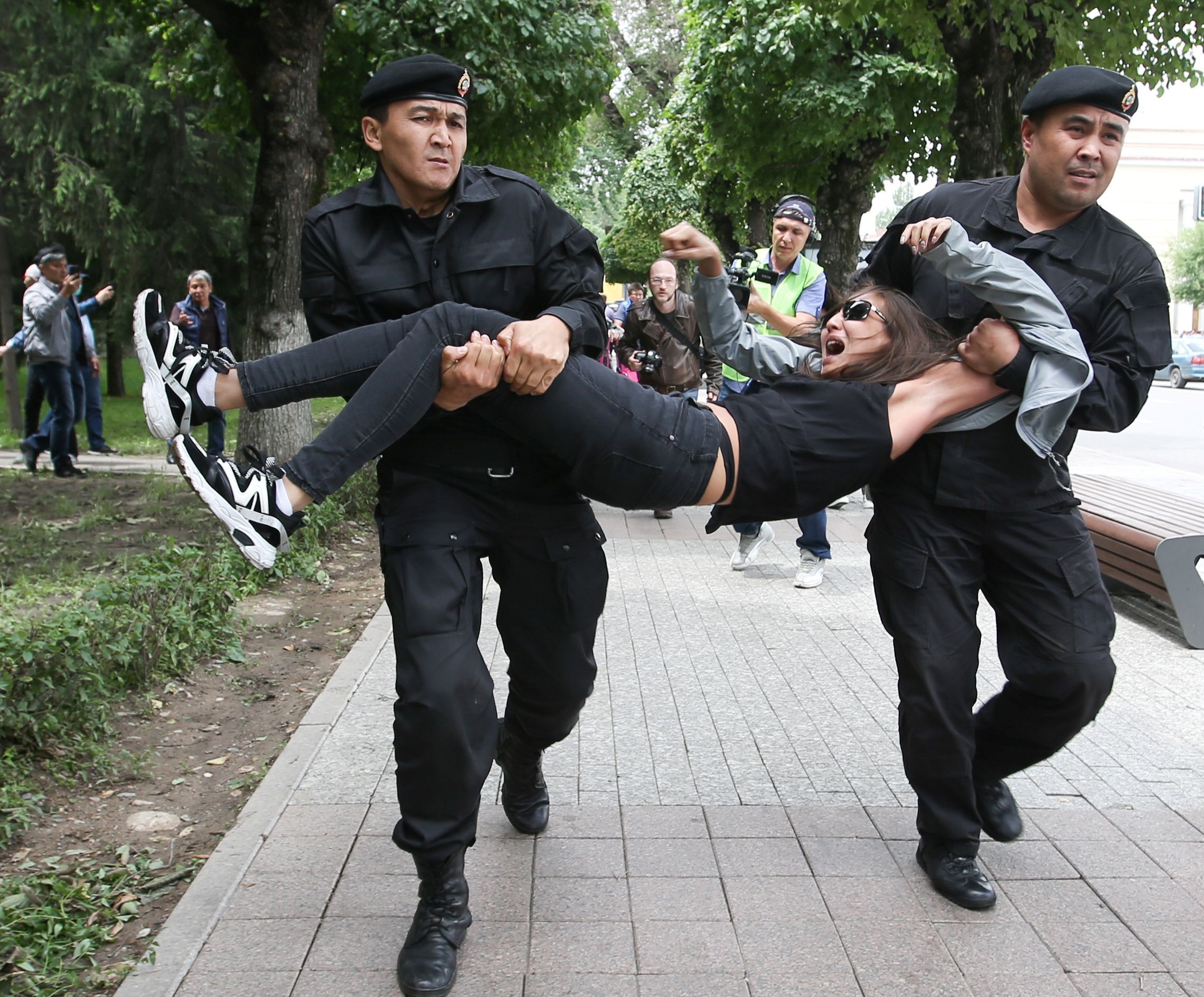 Протести у Казахстані: поліція жорстоко затримала понад 70 людей