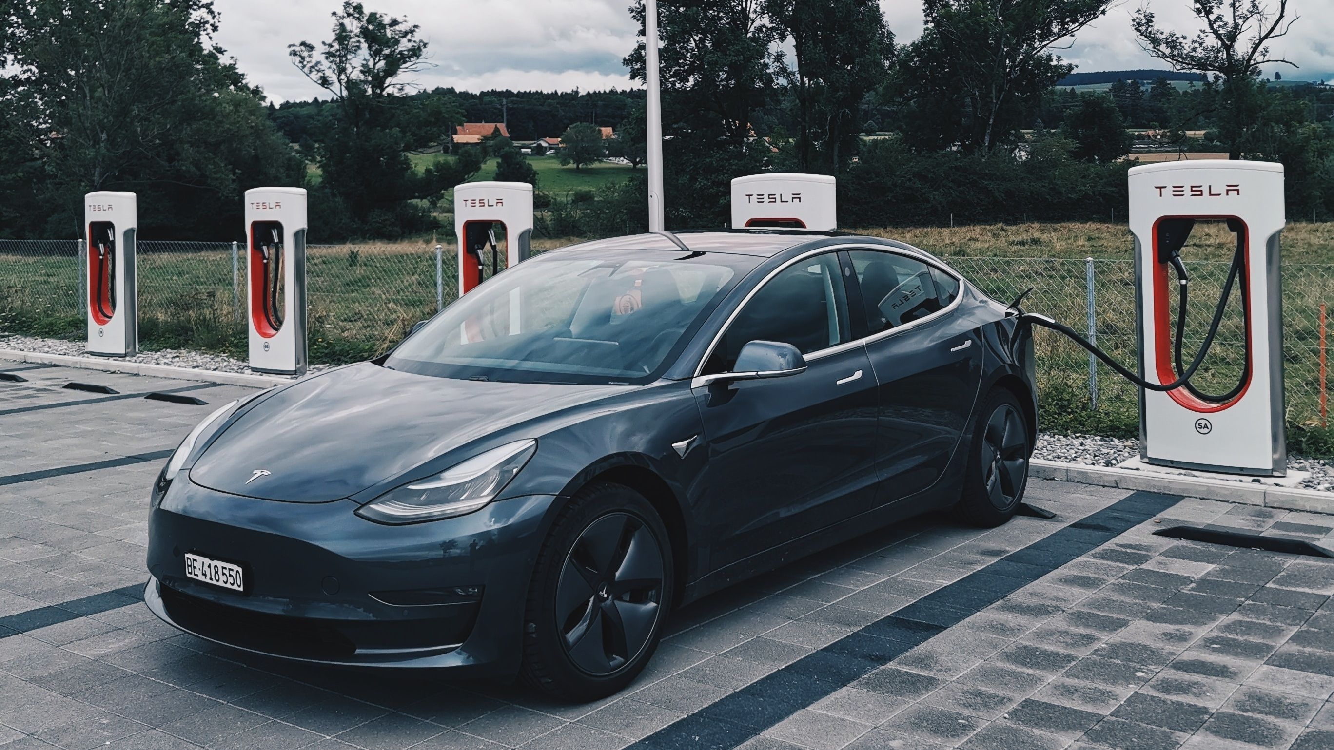 Скільки американців переконані, що електрокарам потрібен бензин: дослідження Скільки американців переконані, що електрокарам потрібен бензин: дослідження