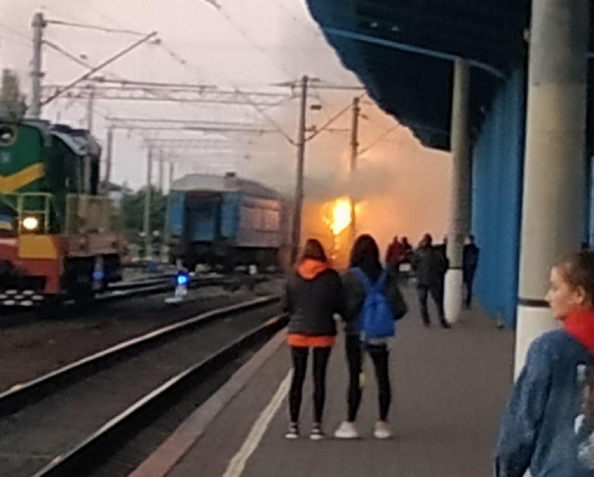 На вокзале в Виннице загорелся пассажирский поезд: фото На вокзале в Виннице загорелся пассажирский поезд: фото