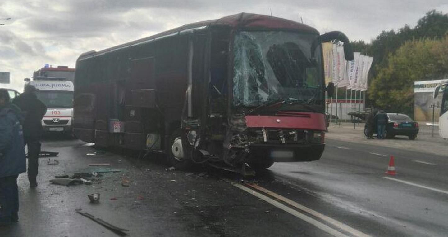 На трасі під Харковом пасажирський автобус влетів у вантажівку: фото