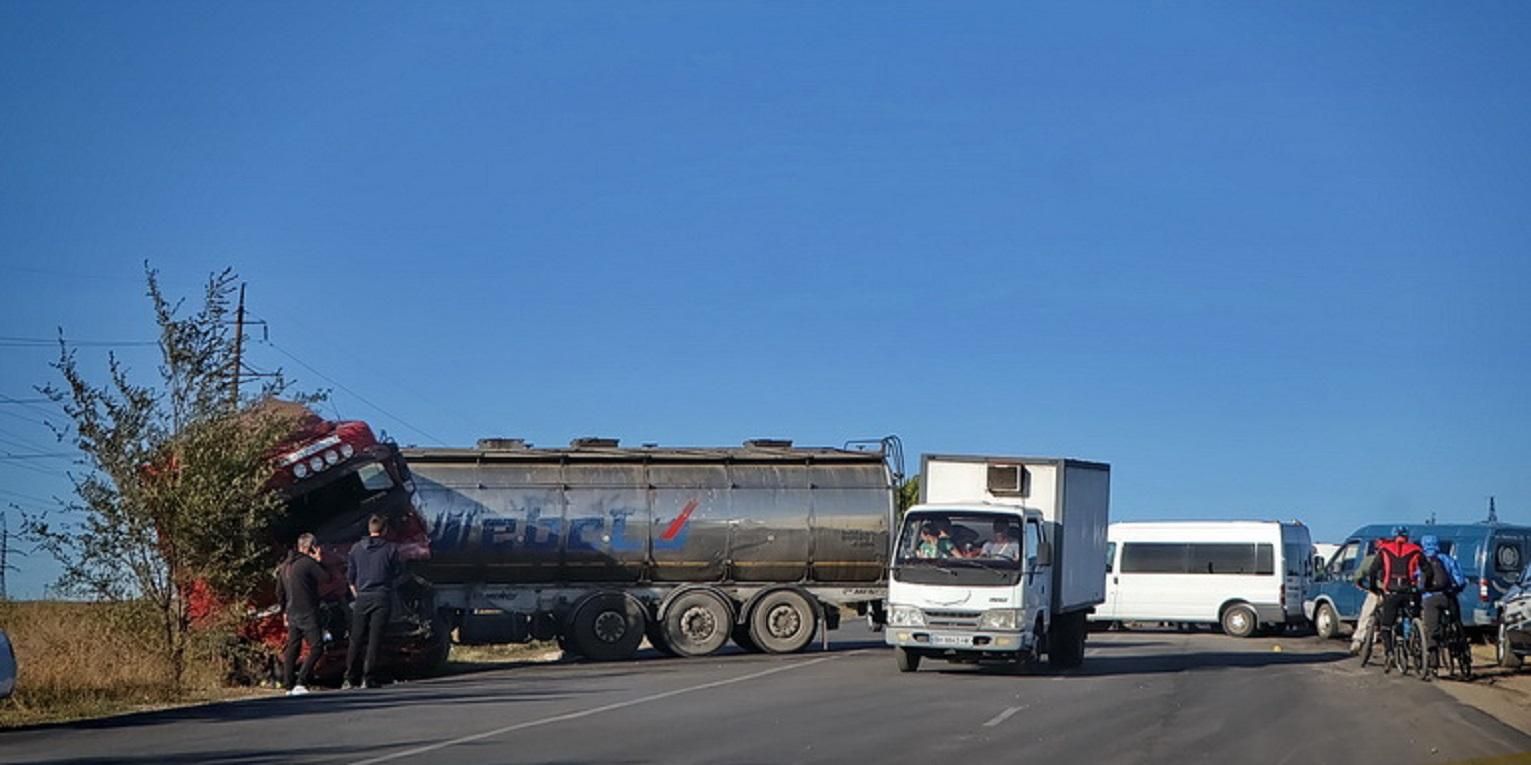 Аварія на одеській трасі: в автоцистерни могло тріснути колесо – версія соцмереж