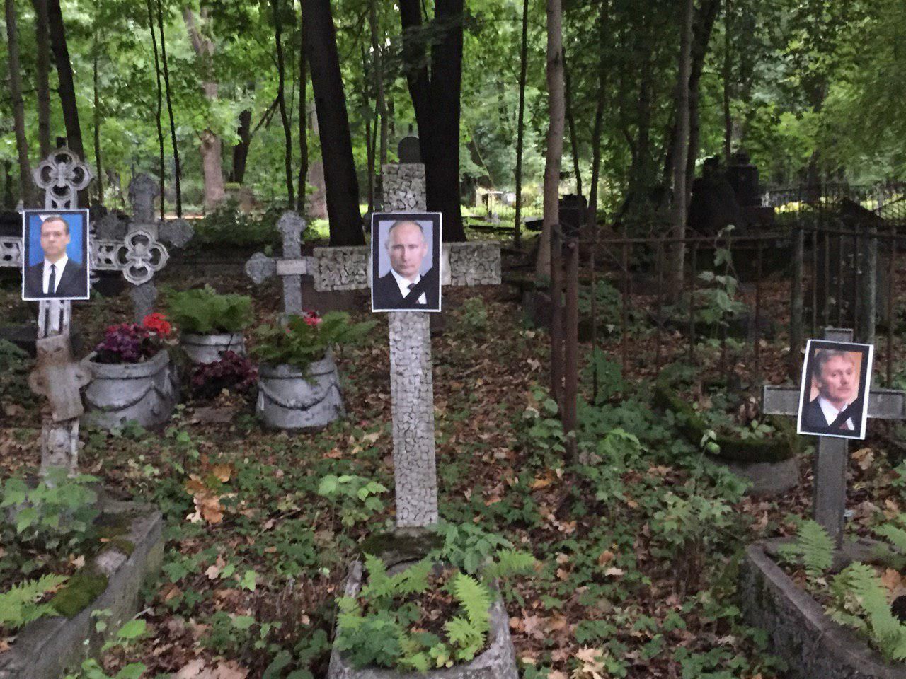 У Росії порушили справу через портрети Путіна і Медведєва на надгробках: деталі