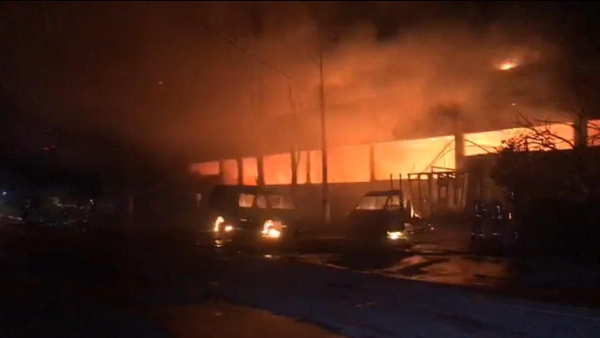 Второй масштабный пожар за вечер: в Киеве горит склад матрасов – видео