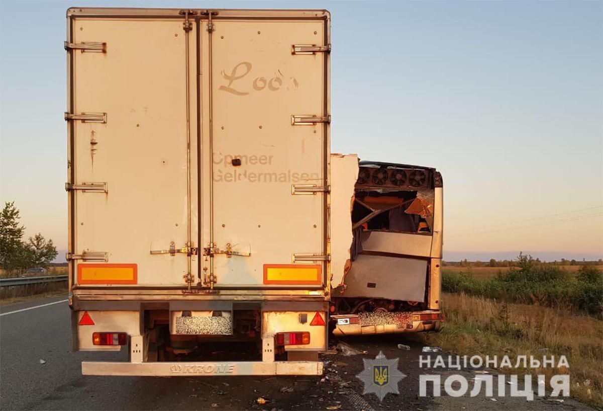 Ще одна ДТП з вантажівкою та автобусом на Київщині: є загиблі – фото 