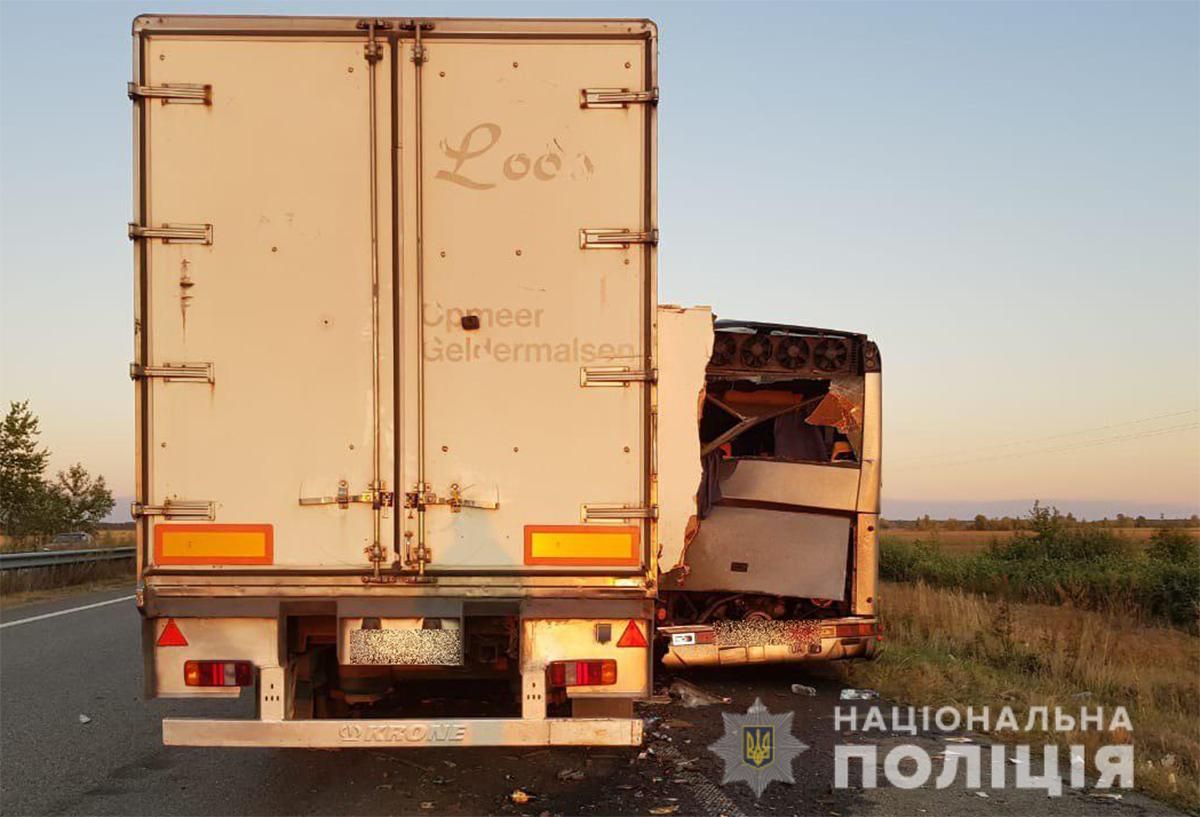 Еще одно ДТП с грузовиком и автобусом в Киевской области: есть погибшие – фото