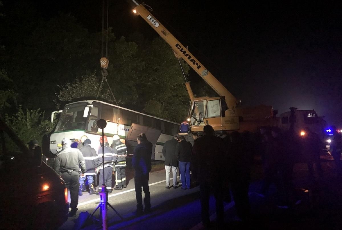 Смертельная авария на Житомирщине: тела погибших из-под автобуса доставали автокраном – фото Смертельная авария на Житомирщине: тела погибших из-под автобуса доставали автокраном – фото