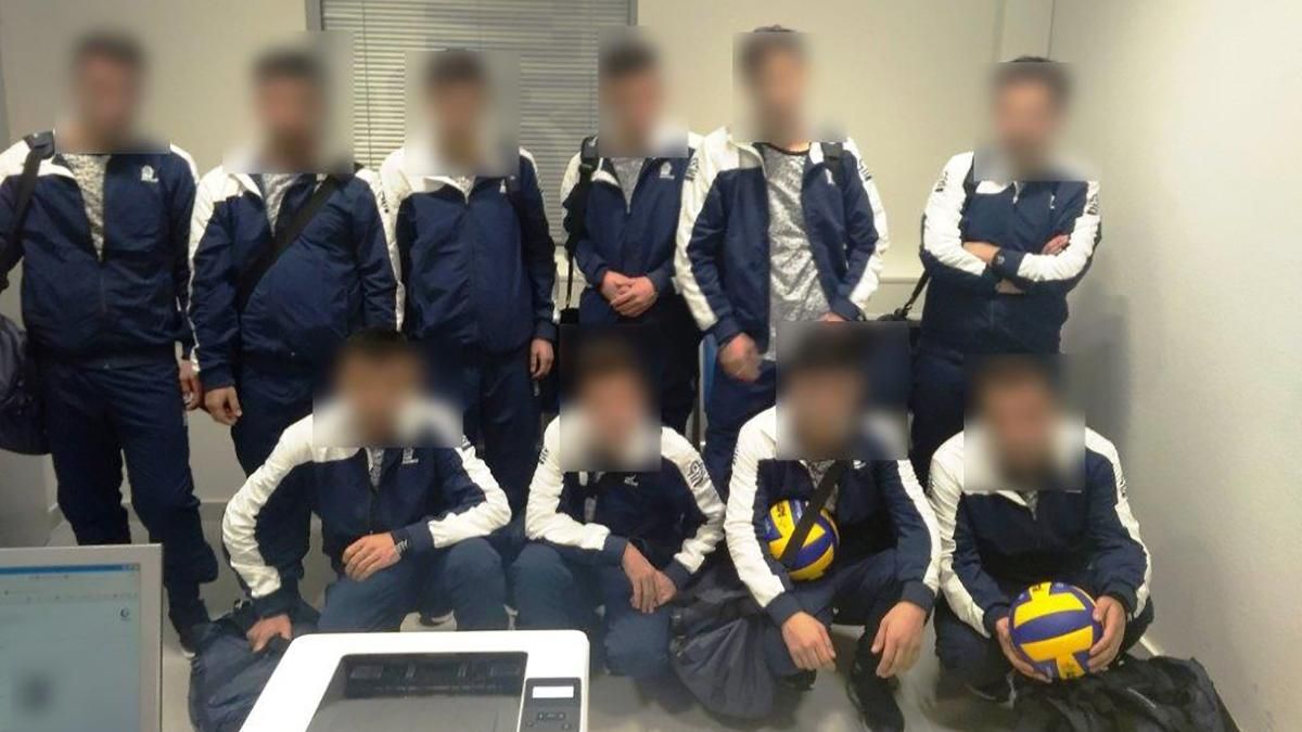 Сирийские мигранты выдавали себя за волейбольную команду из Украины, их задержали: фото
