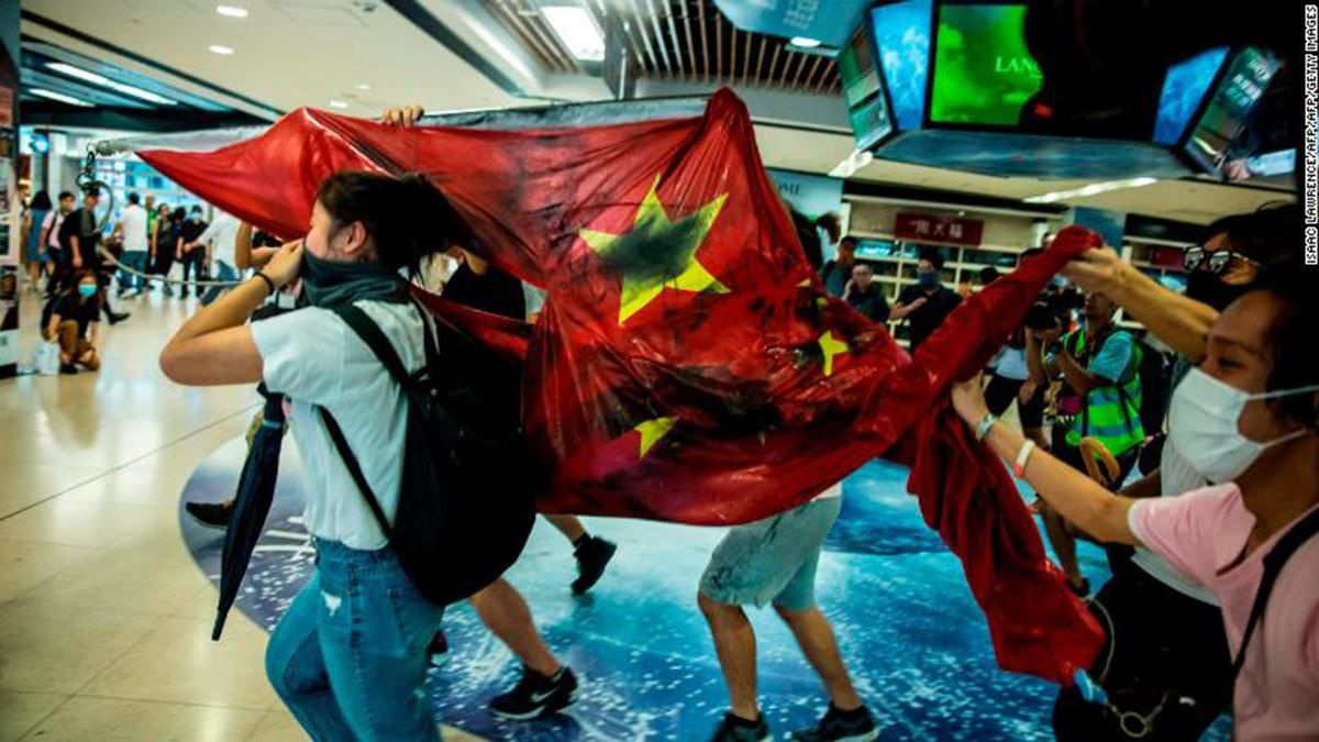 Протести у Гонконзі: мітингувальники трощать станції метро і торгові центри