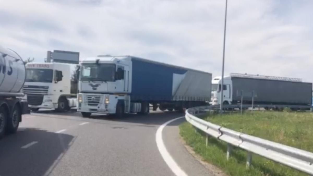 Водії фур влаштували протести на кордоні та у Києві: деталі Водії фур влаштували протести на кордоні та у Києві: деталі